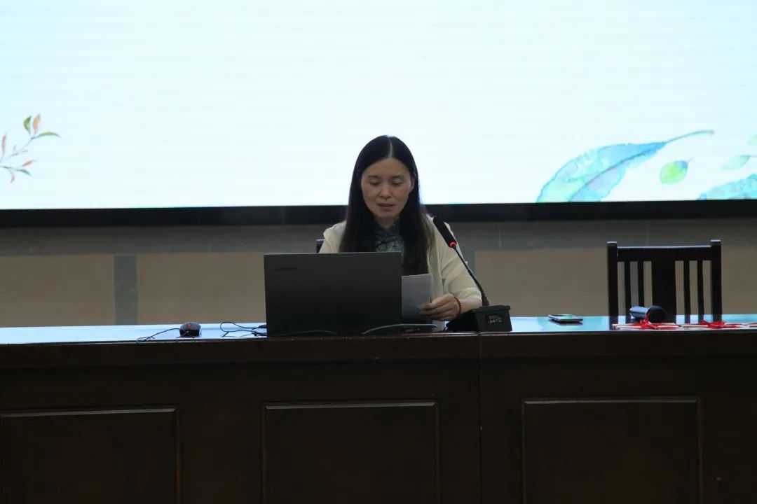 用心浇灌待成长  静候桃李满园香