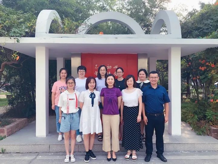 三尺讲台，孕育桃李芬芳；一支粉笔，书写春秋美好 