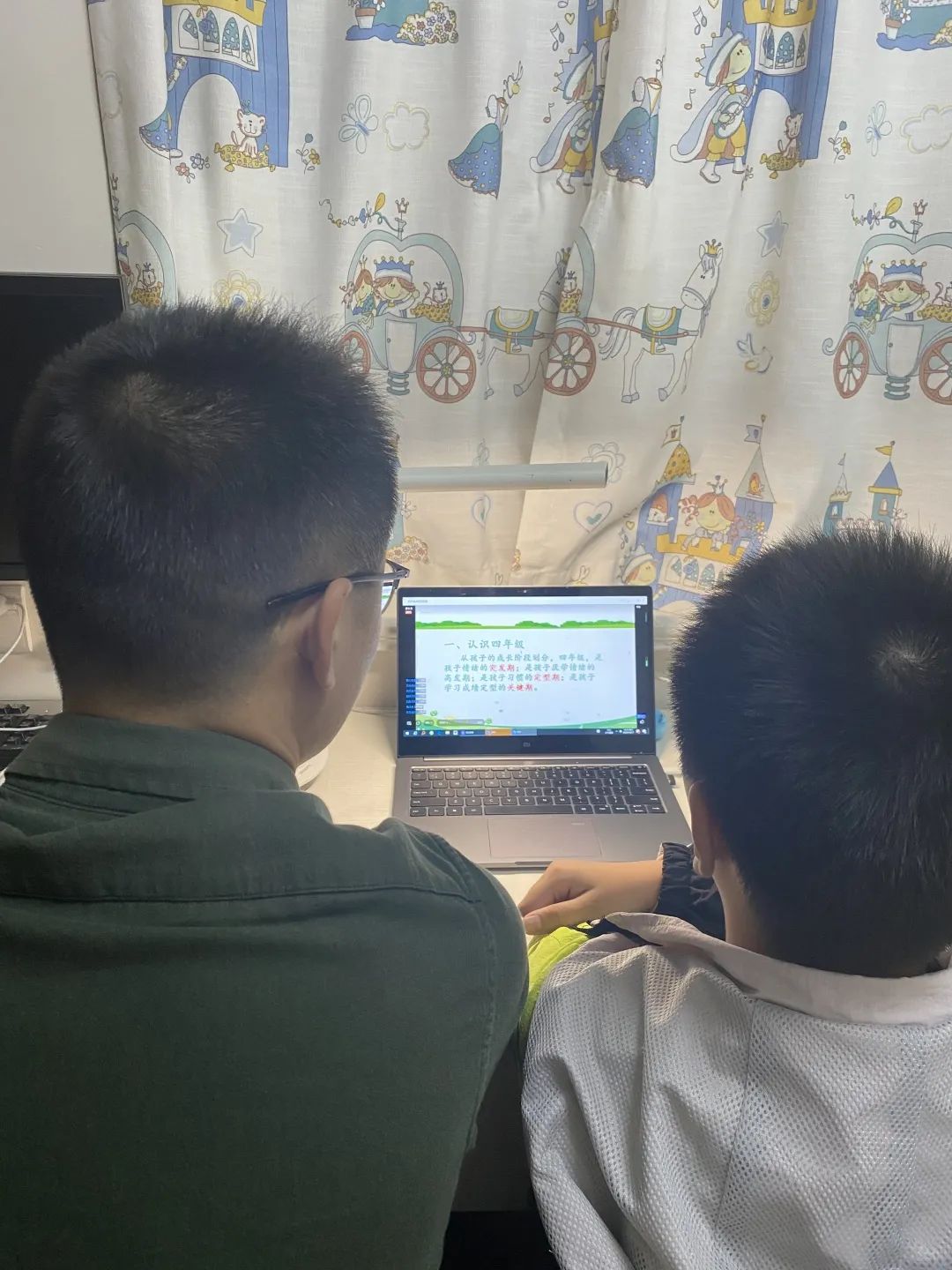 风吹叶落秋意浓  家校携手情更浓