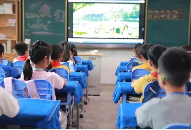 【凌霄新闻台】点亮理想之灯，照亮未来之路观看《开学第一课》花絮