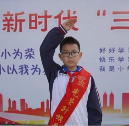 【凌霄新闻台】向国旗敬礼