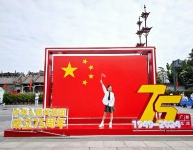 【凌霄新闻台】领巾闪耀中国红