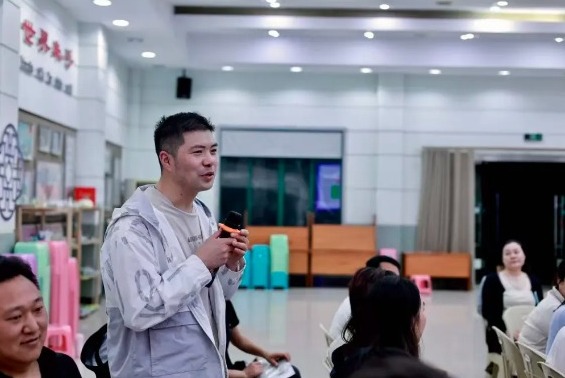【凌霄新闻台】“八阶育航”智慧父母课堂：不吼不叫，如何赢得孩子的合作