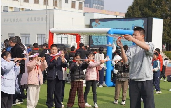 【凌霄新闻台】触摸AI未来，点燃科技梦想——四年级科技节游园会活动