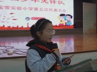 【凌霄新闻台】星火炬照前路，红领巾绘新程