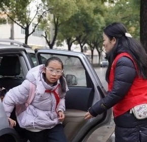【凌霄新闻台】心有微光，温柔护航——宝带实验小学一名新手义工的值岗日记