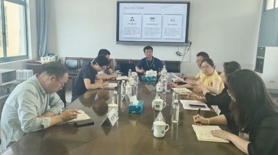 【凌霄新闻台】校长的双线融合：既有德育温度，又有后勤刻度